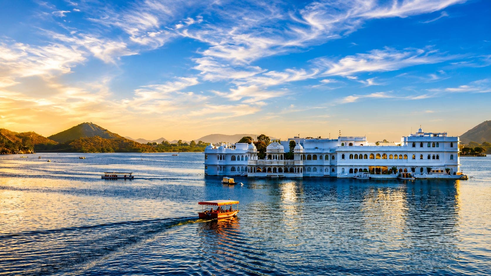 Sunset boat ride on Lake Pichola in Udaipur, Rajasthan