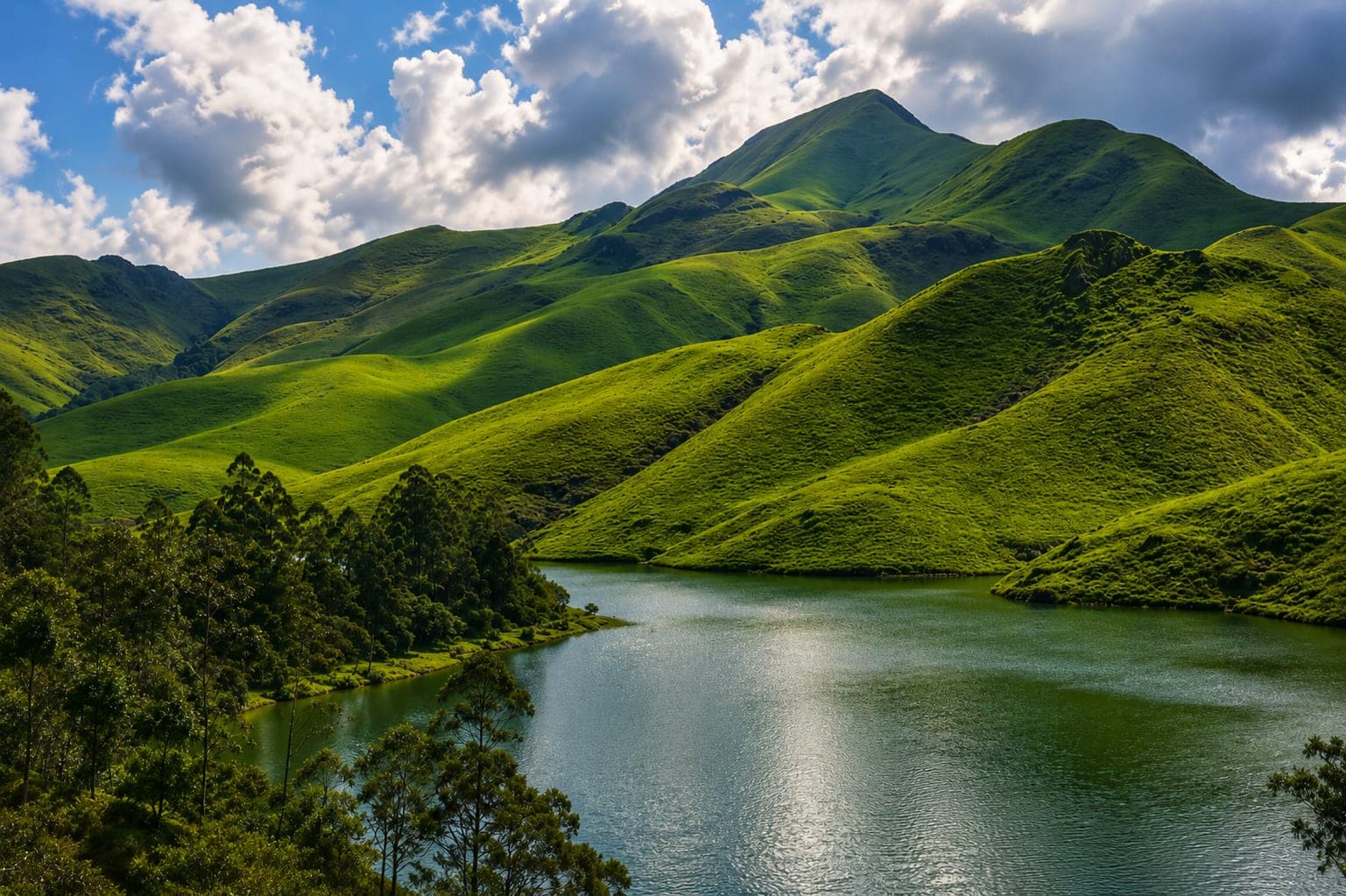 Green rolling hills and a lake at Vagamon